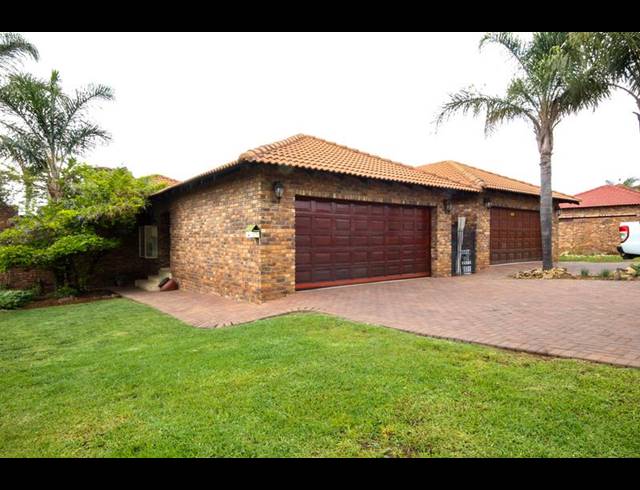 3 BEDROOM TOWNHOUSE FOR SALE IN THATCHFIELD
